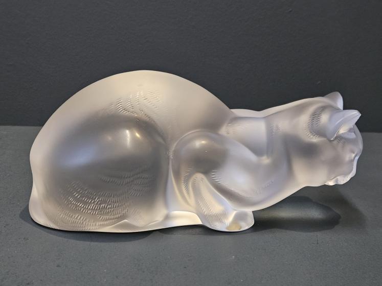 Large Lalique Opalescent Crouching Cat - Image 5