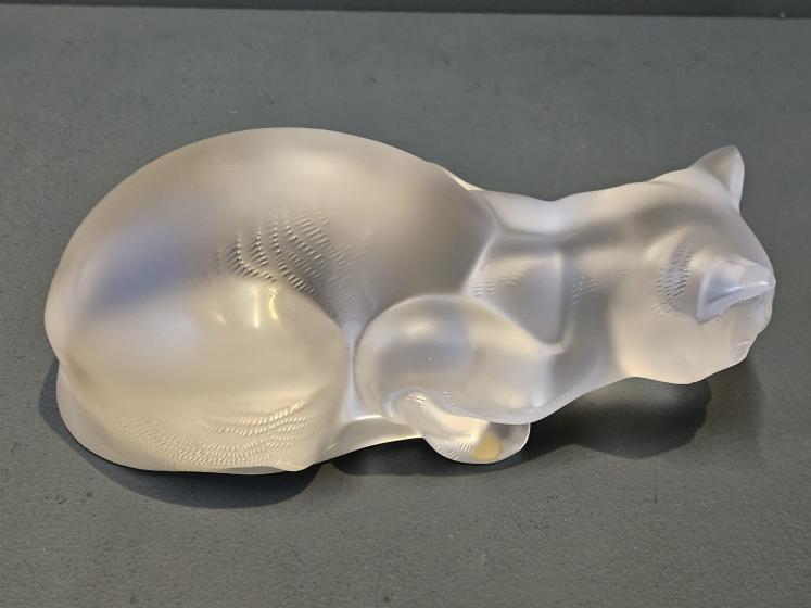 Large Lalique Opalescent Crouching Cat - Image 4