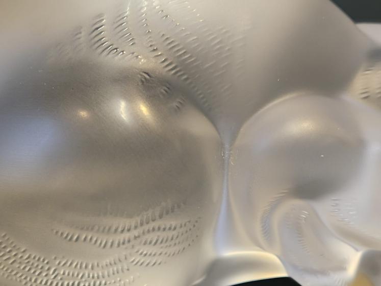 Large Lalique Opalescent Crouching Cat - Image 3