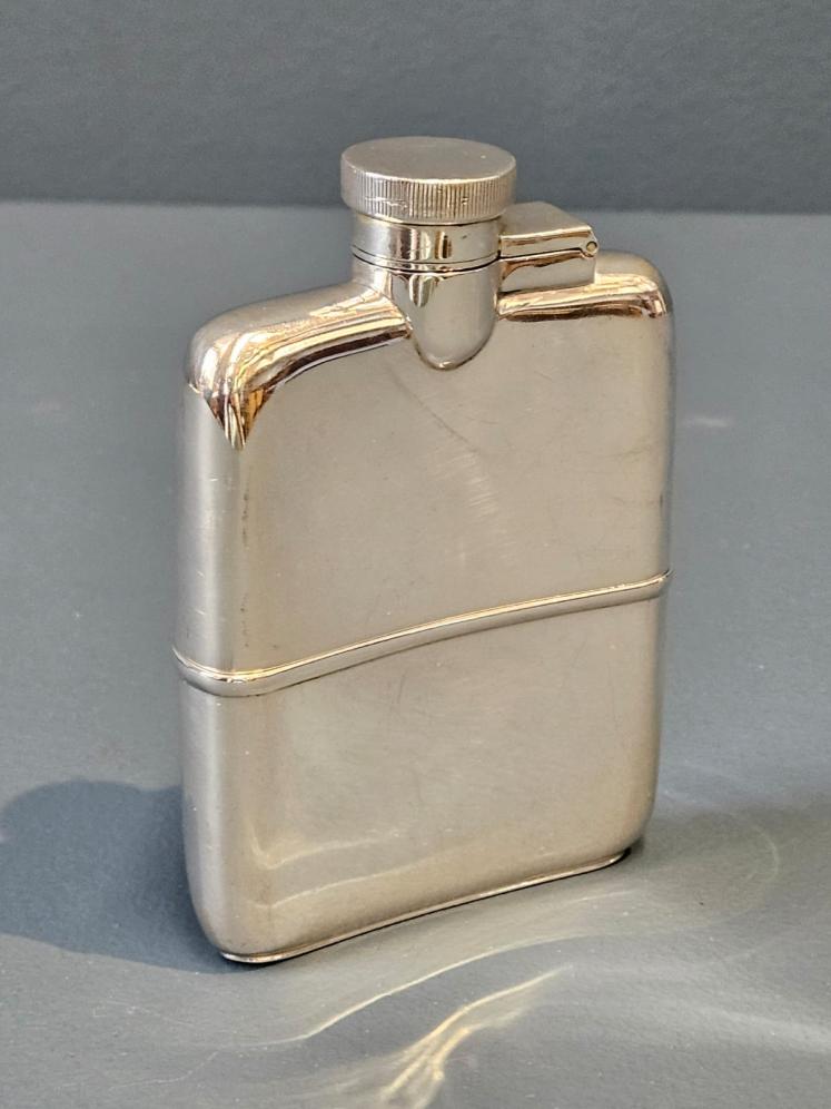 Superb George V Shallow Proportioned Silver Hip Flask - Image 6