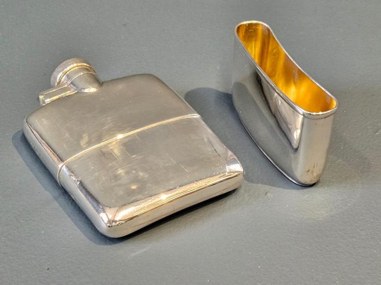 Superb George V Shallow Proportioned Silver Hip Flask - Image 4