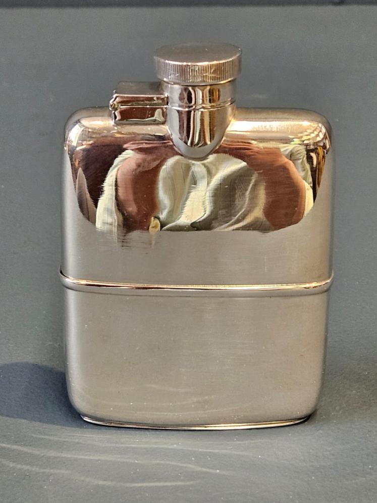 Superb George V Shallow Proportioned Silver Hip Flask - Image 1
