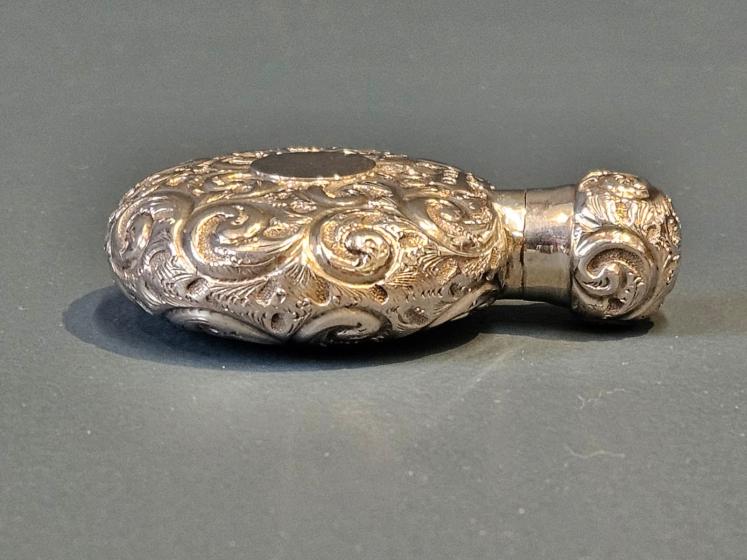 Victorian Floral Design Silver Scent Bottle - Image 6