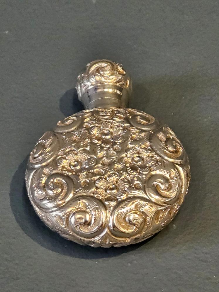 Victorian Floral Design Silver Scent Bottle - Image 5