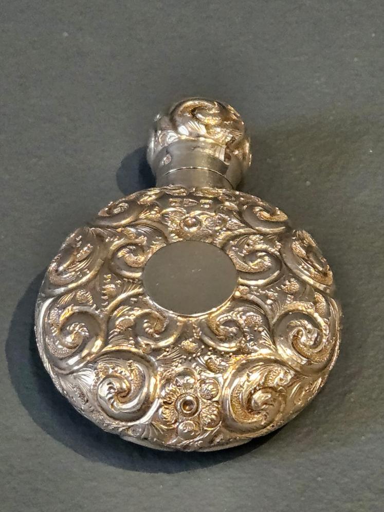 Victorian Floral Design Silver Scent Bottle - Image 2