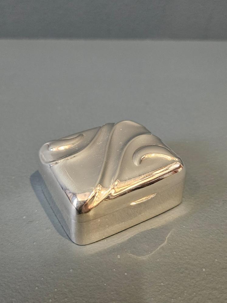 Art Nouveau Silver Pill Box - Image 4