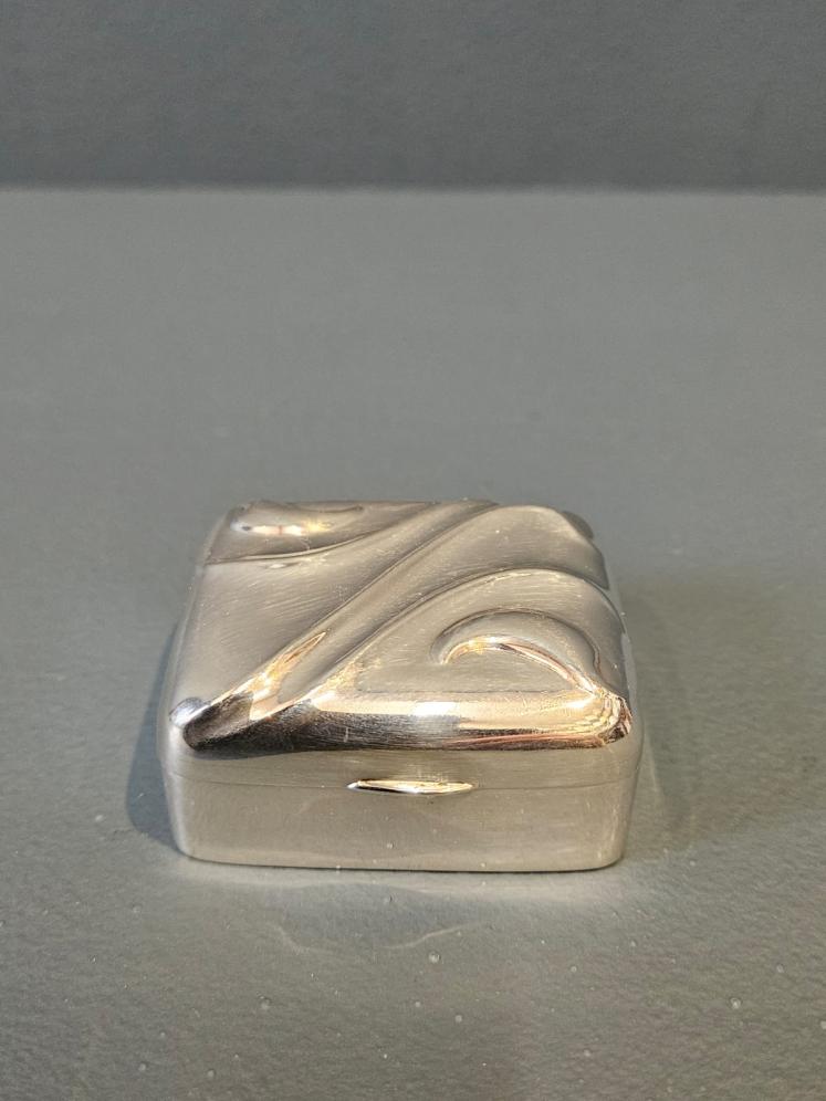 Art Nouveau Silver Pill Box - Image 2