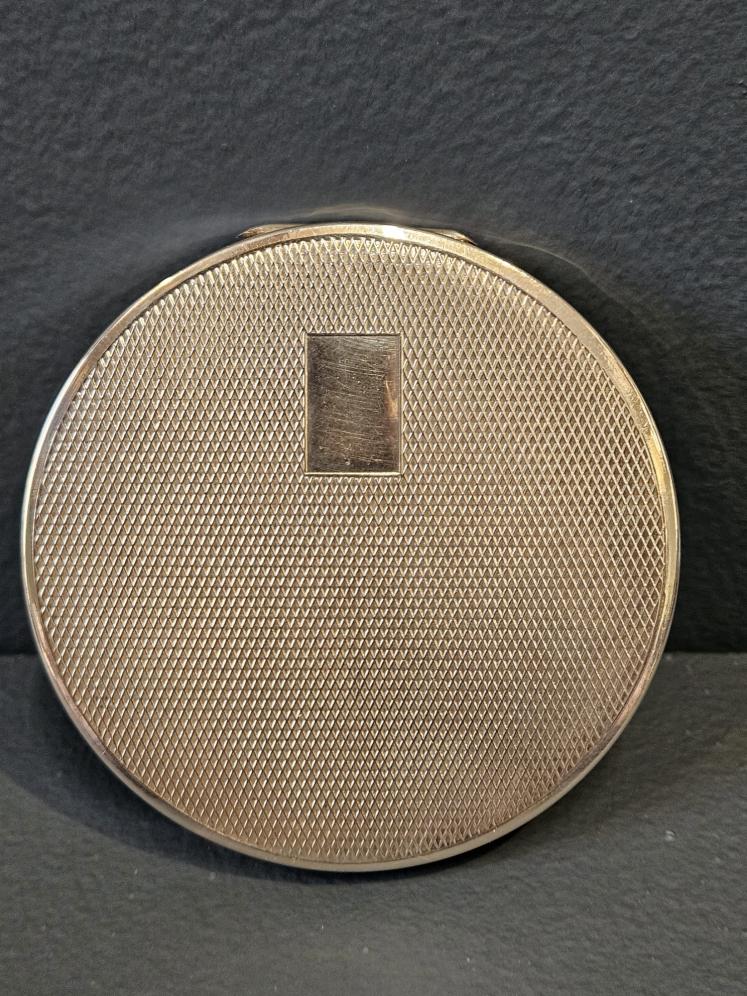 Silver and Pink Engine Turned Enamel Compact - Image 5