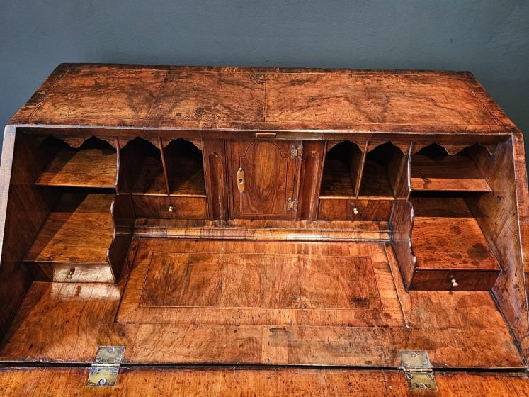 George I Walnut Bureau  - Image 10