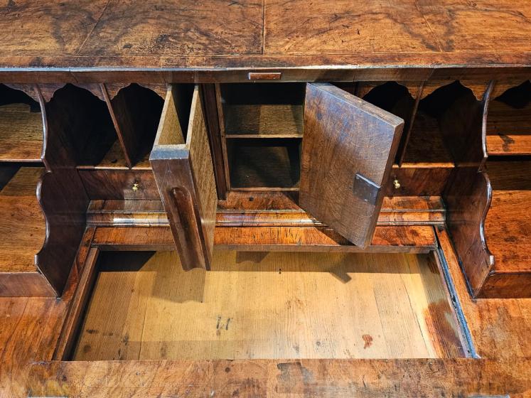 George I Walnut Bureau  - Image 9