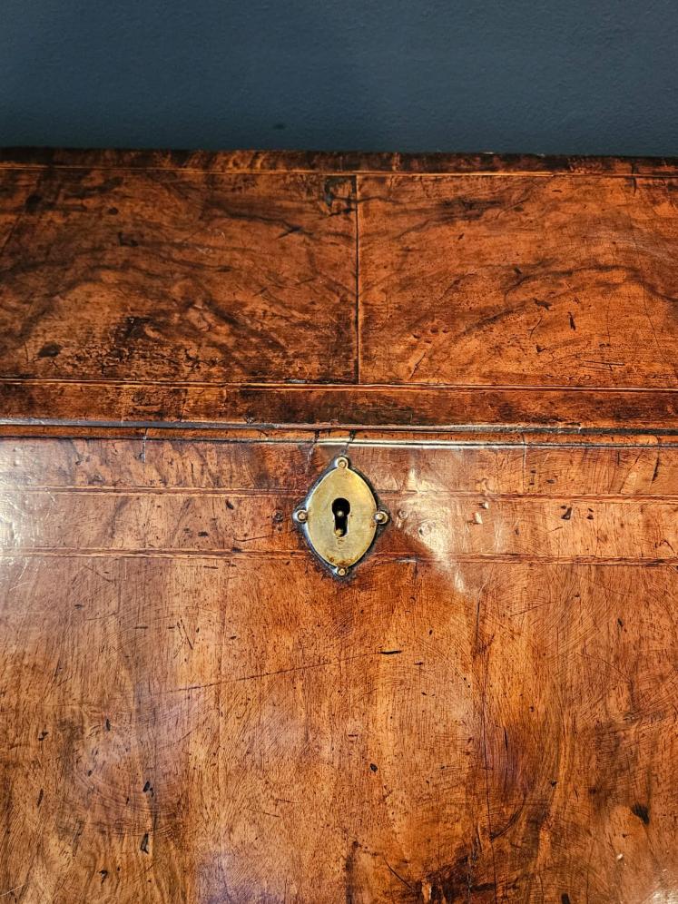 George I Walnut Bureau  - Image 7