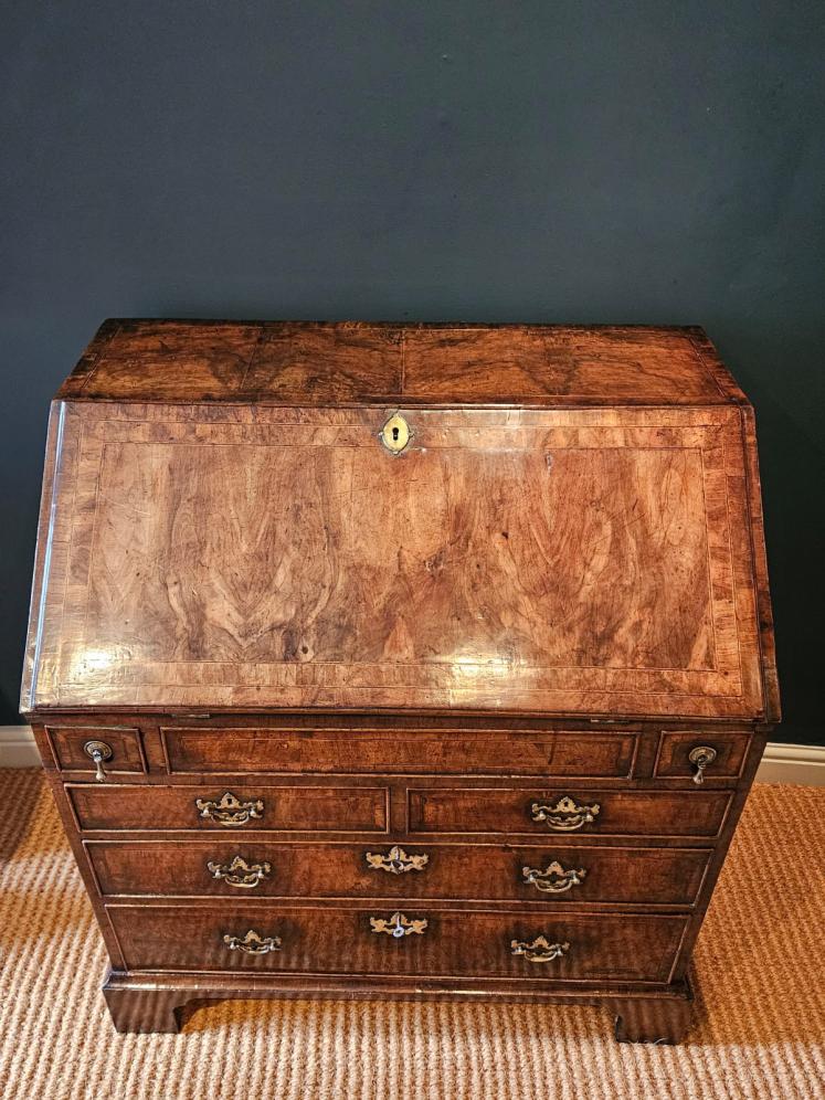 George I Walnut Bureau  - Image 6