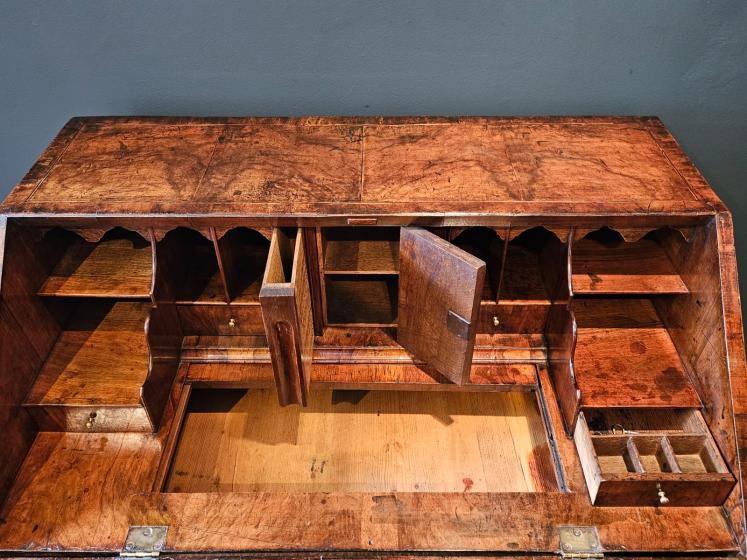 George I Walnut Bureau  - Image 5