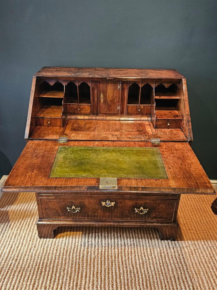 George I Walnut Bureau  - Image 3