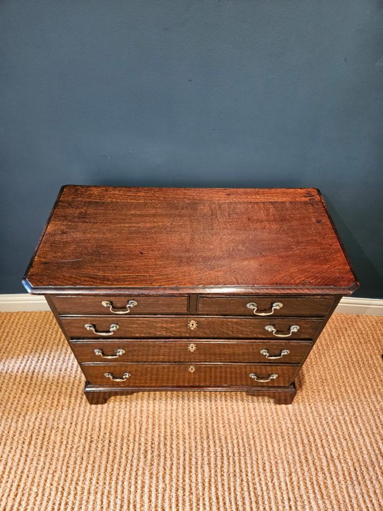 Small George III Oak Chest of Drawers - Image 3