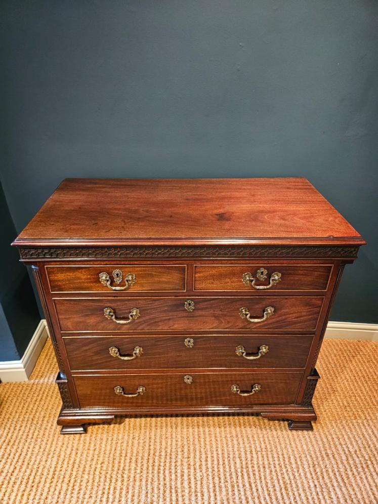 Outstanding Chippendale Period Mahogany Chest of Drawers - Image 3