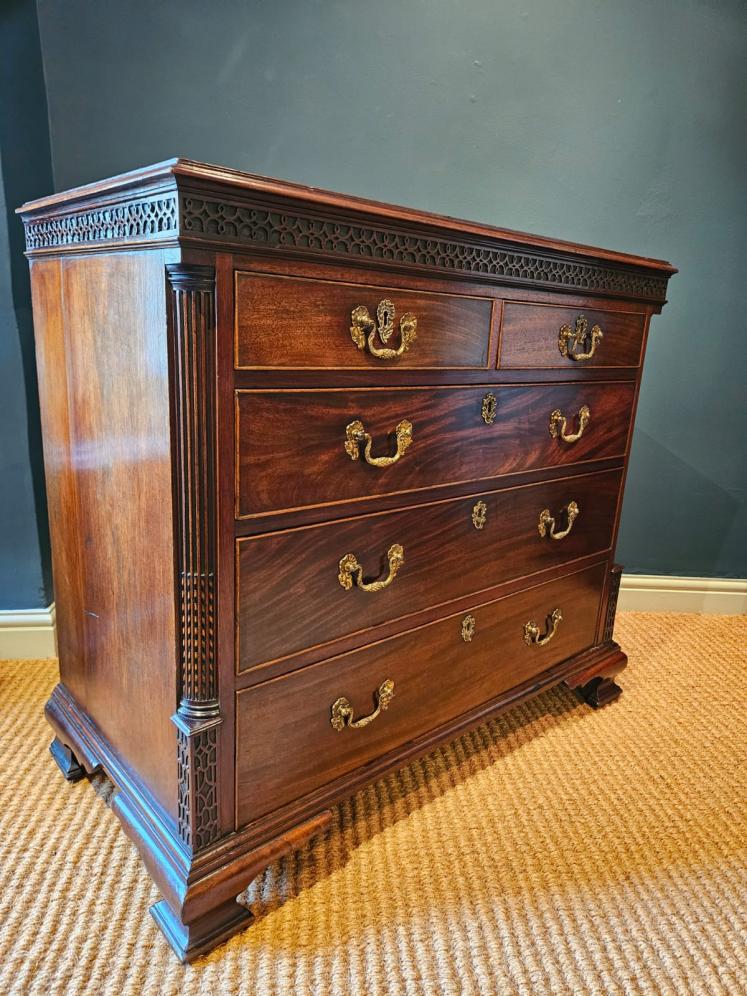Outstanding Chippendale Period Mahogany Chest of Drawers - Image 2