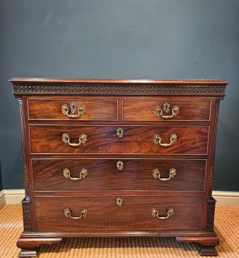 Outstanding Chippendale Period Mahogany Chest of Drawers - Image