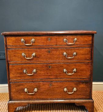 Small Proportioned George III Oak Chest of Drawers  - Image