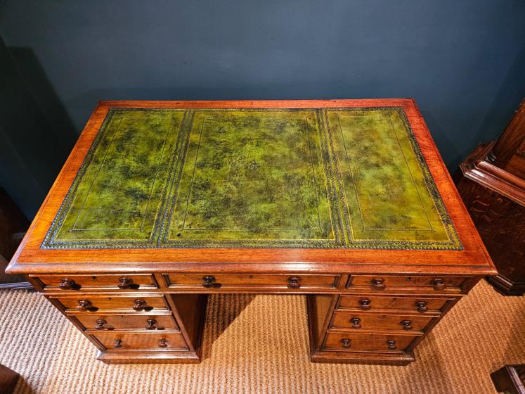 Superior Quality Victorian Oak Pedestal Desk - Image 6