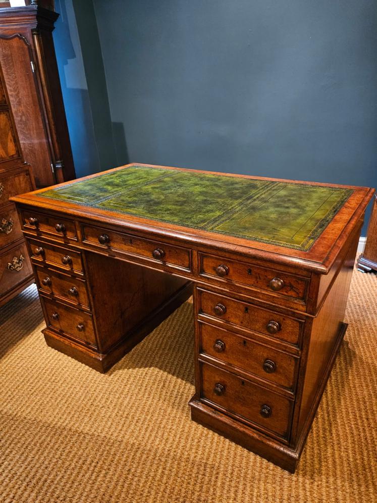 Superior Quality Victorian Oak Pedestal Desk - Image 2