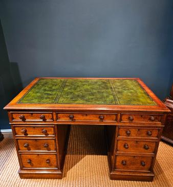 Superior Quality Victorian Oak Pedestal Desk - Image