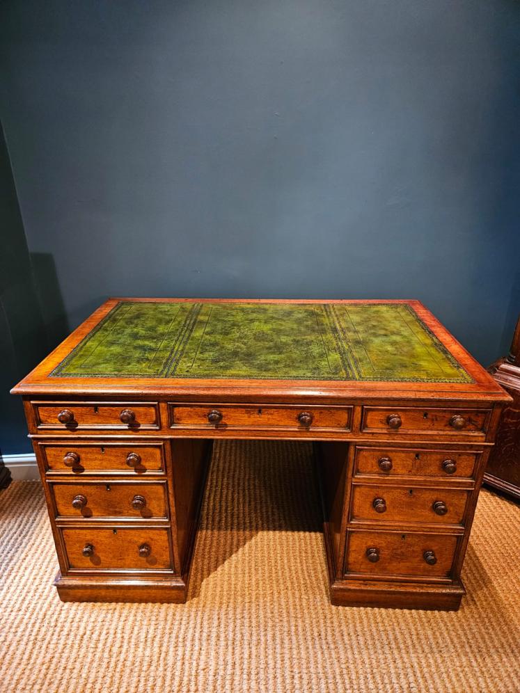 Superior Quality Victorian Oak Pedestal Desk - Image 1