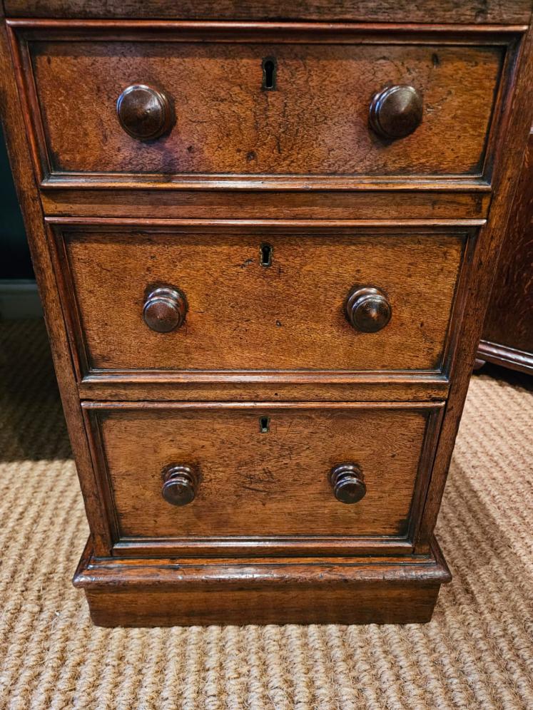 Superior Quality Victorian Oak Pedestal Desk - Image 3
