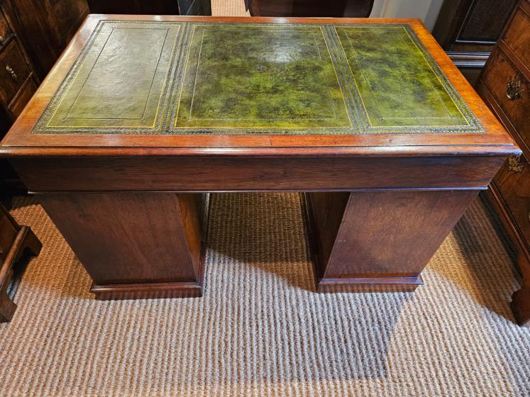 Superior Quality Victorian Oak Pedestal Desk - Image 7
