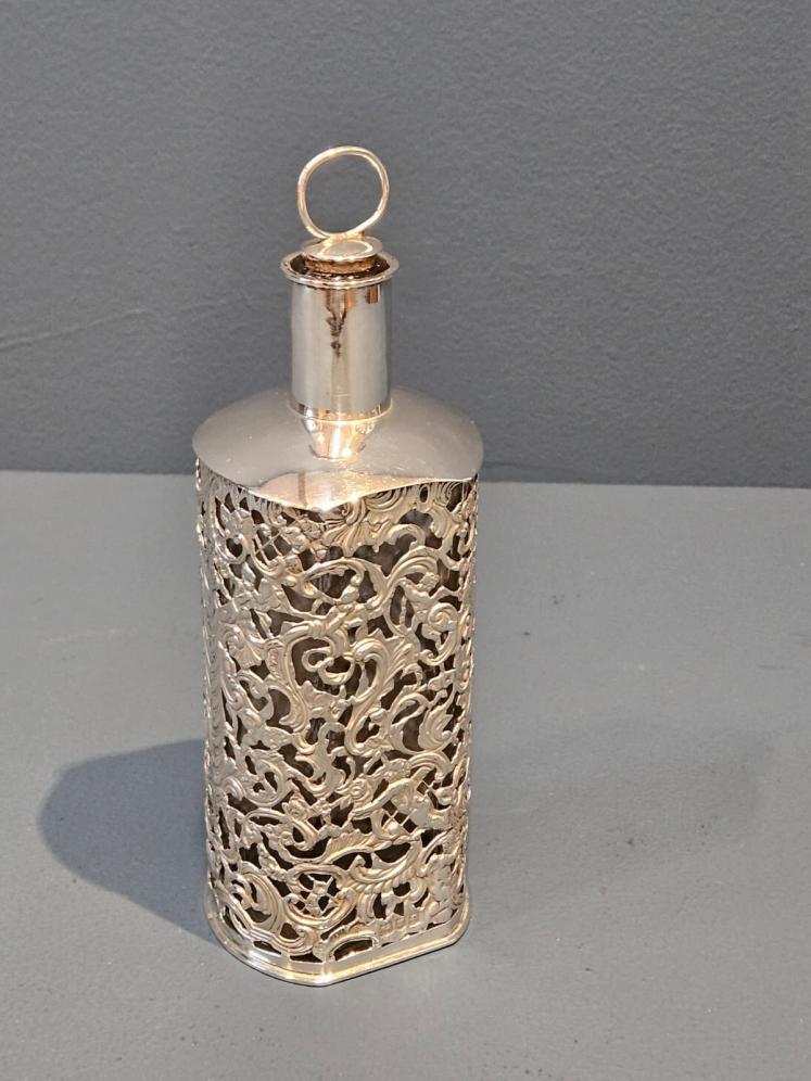Large Victorian Silver Cologne Bottle by William Comyns - Image 1