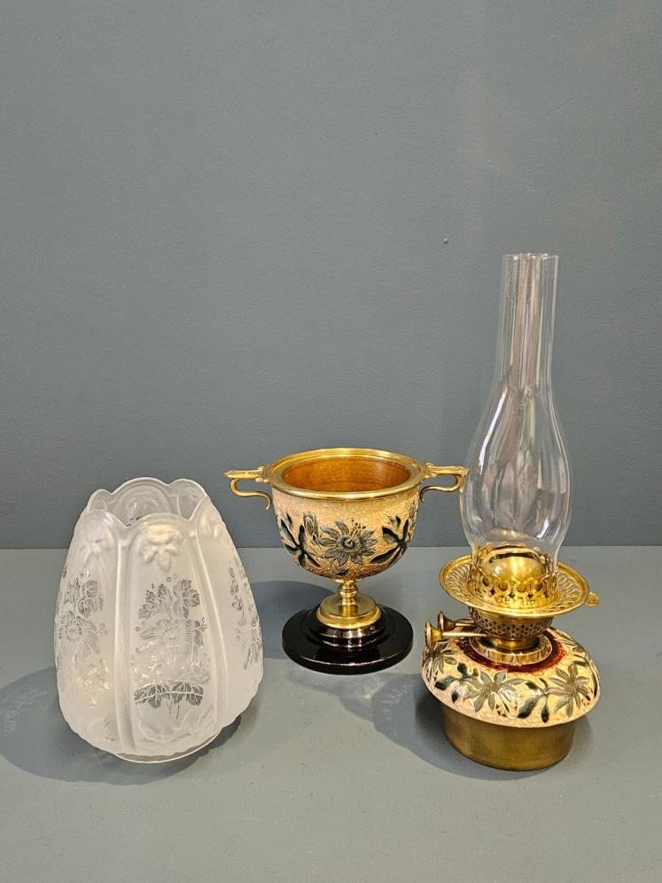 Doulton Lambeth Oil Lamp and Shade  - Image 5