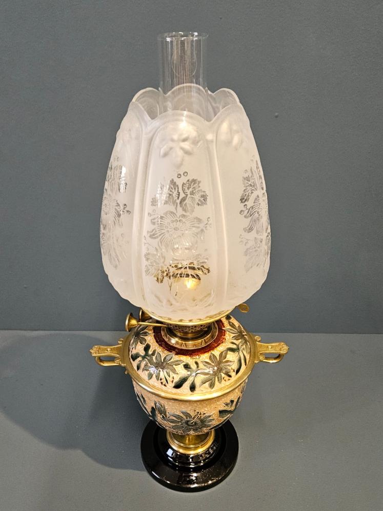 Doulton Lambeth Oil Lamp and Shade  - Image 4