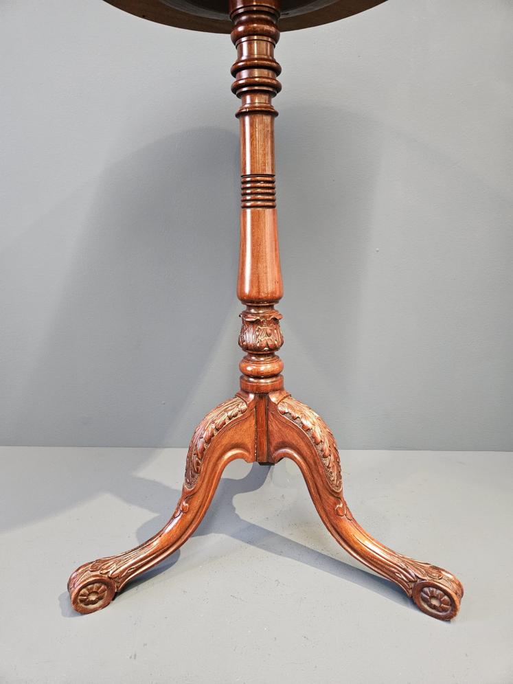 Fine Quality Victorian Mahogany Tripod Table with Carved Foot - Image 5