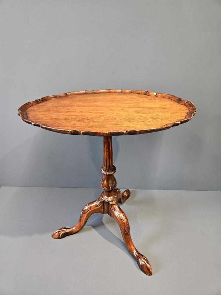Edwardian Mahogany Oval Pie Crust Edge Occasional Table - Image 1