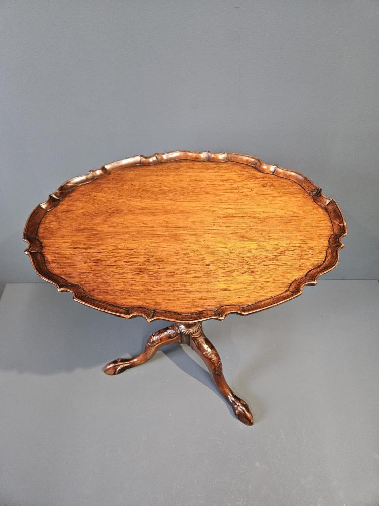 Edwardian Mahogany Oval Pie Crust Edge Occasional Table - Image 2
