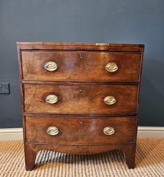 Small Early Victorian Mahogany Bow Fronted Chest of Drawers - Image