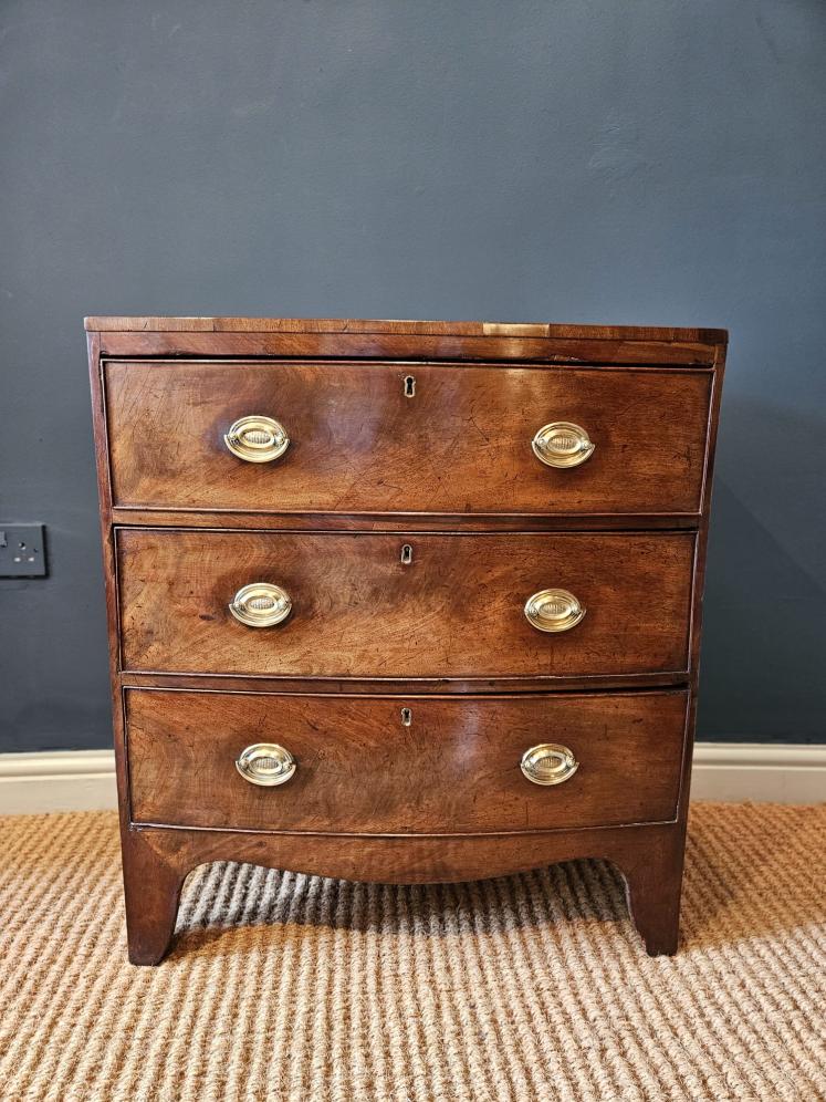 Small Early Victorian Mahogany Bow Fronted Chest of Drawers - Image 1