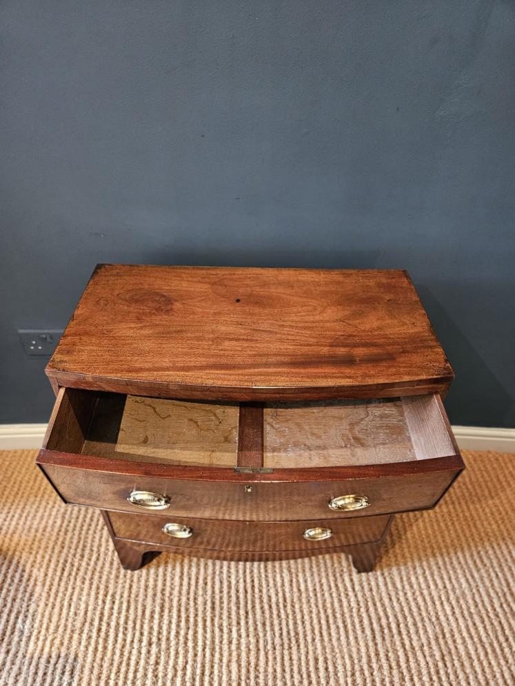 Small Early Victorian Mahogany Bow Fronted Chest of Drawers - Image 6