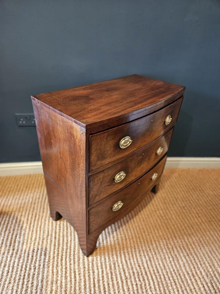 Small Early Victorian Mahogany Bow Fronted Chest of Drawers - Image 3