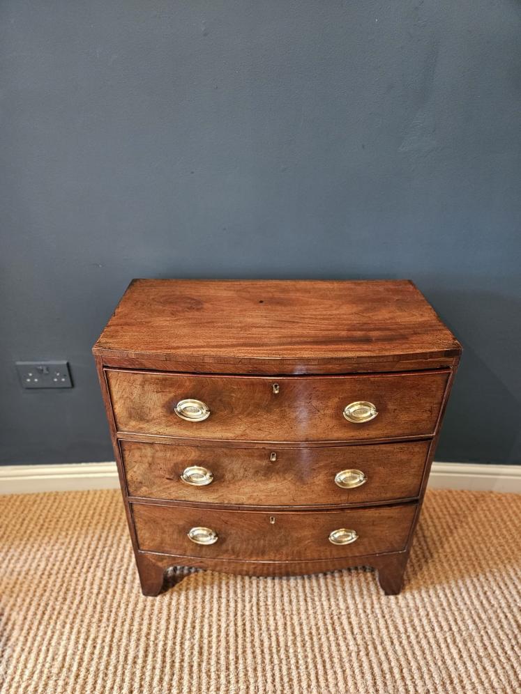 Small Early Victorian Mahogany Bow Fronted Chest of Drawers - Image 2