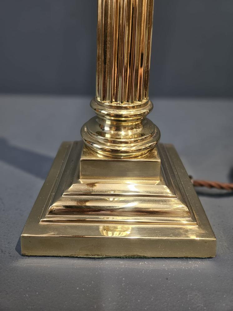 Late Victorian Brass Reeded Column Table Lamp - Image 4