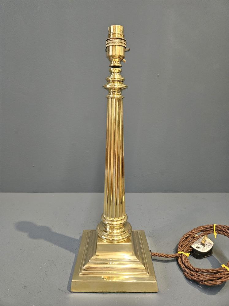 Late Victorian Brass Reeded Column Table Lamp - Image 3