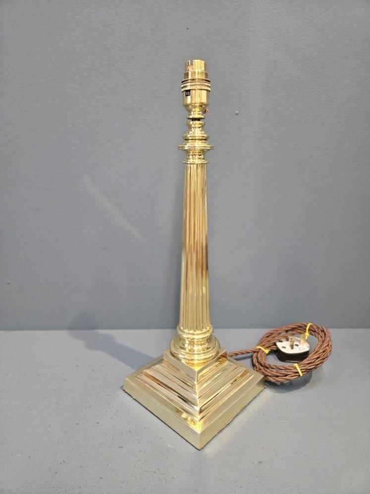 Late Victorian Brass Reeded Column Table Lamp - Image 2