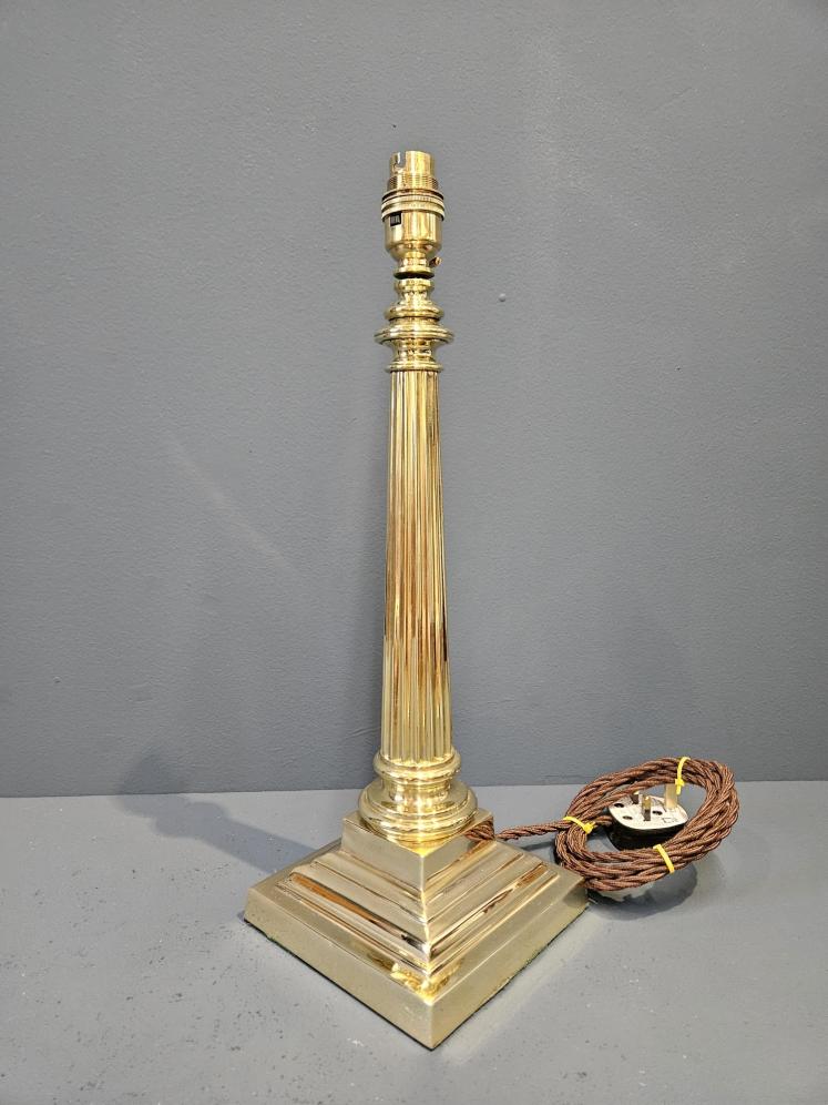 Late Victorian Brass Reeded Column Table Lamp - Image 1