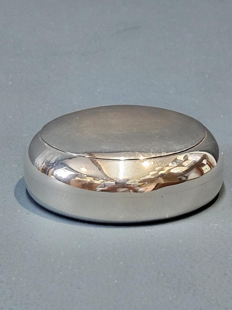 Unusual Silver Table Top Squeeze Tobacco Box - Image 5