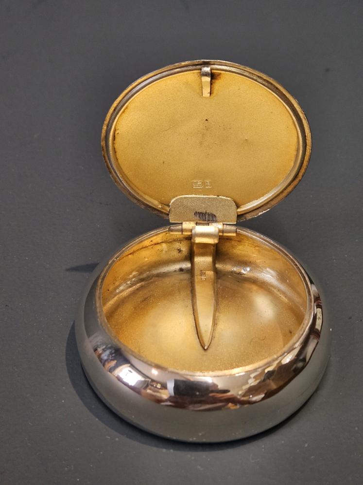 Unusual Silver Table Top Squeeze Tobacco Box - Image 2