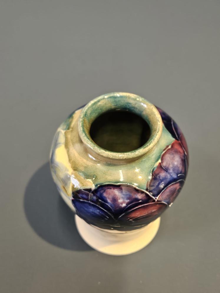 Early Moorcroft Pansy on White Vase  - Image 6