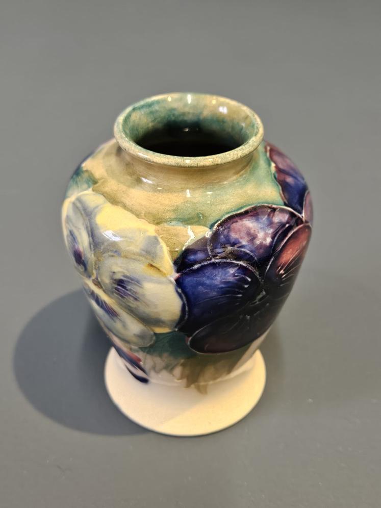 Early Moorcroft Pansy on White Vase  - Image 5