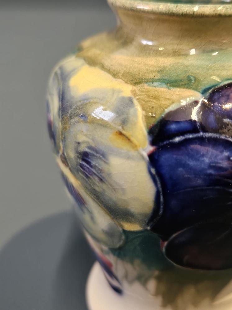 Early Moorcroft Pansy on White Vase  - Image 3