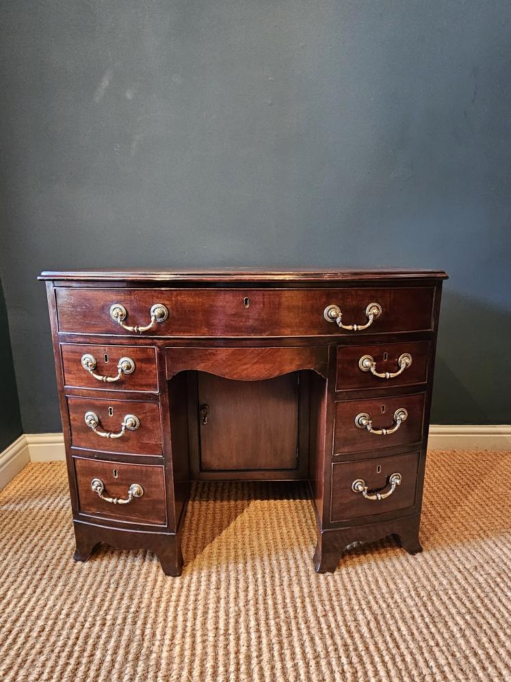 Fine Quality George III Mahogany Secretaire Dressing Chest - Image 1